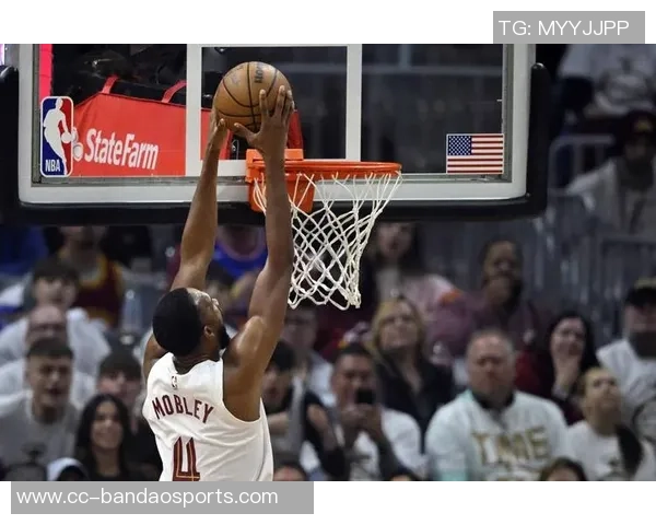 小莫布里半场表现出色7投4中贡献11分4篮板1助攻1盖帽